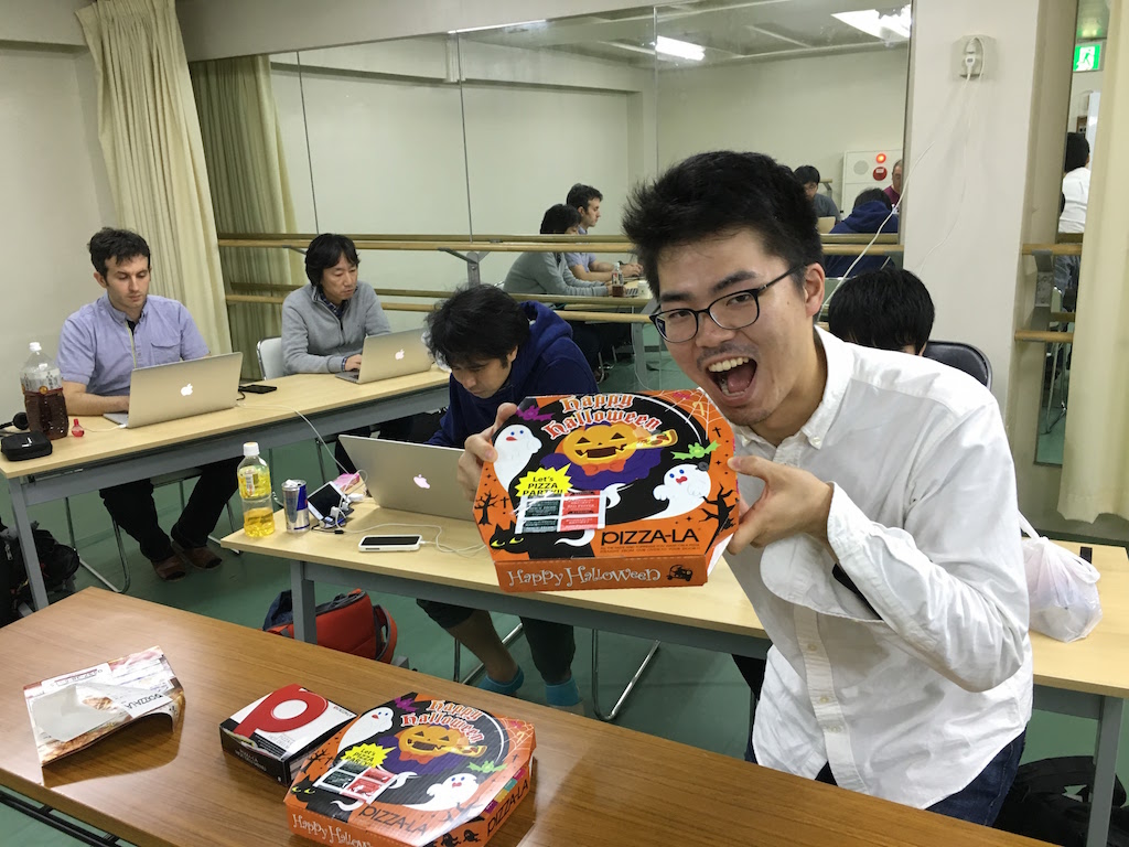 差し入れのピザ!圧倒的感謝ッ!