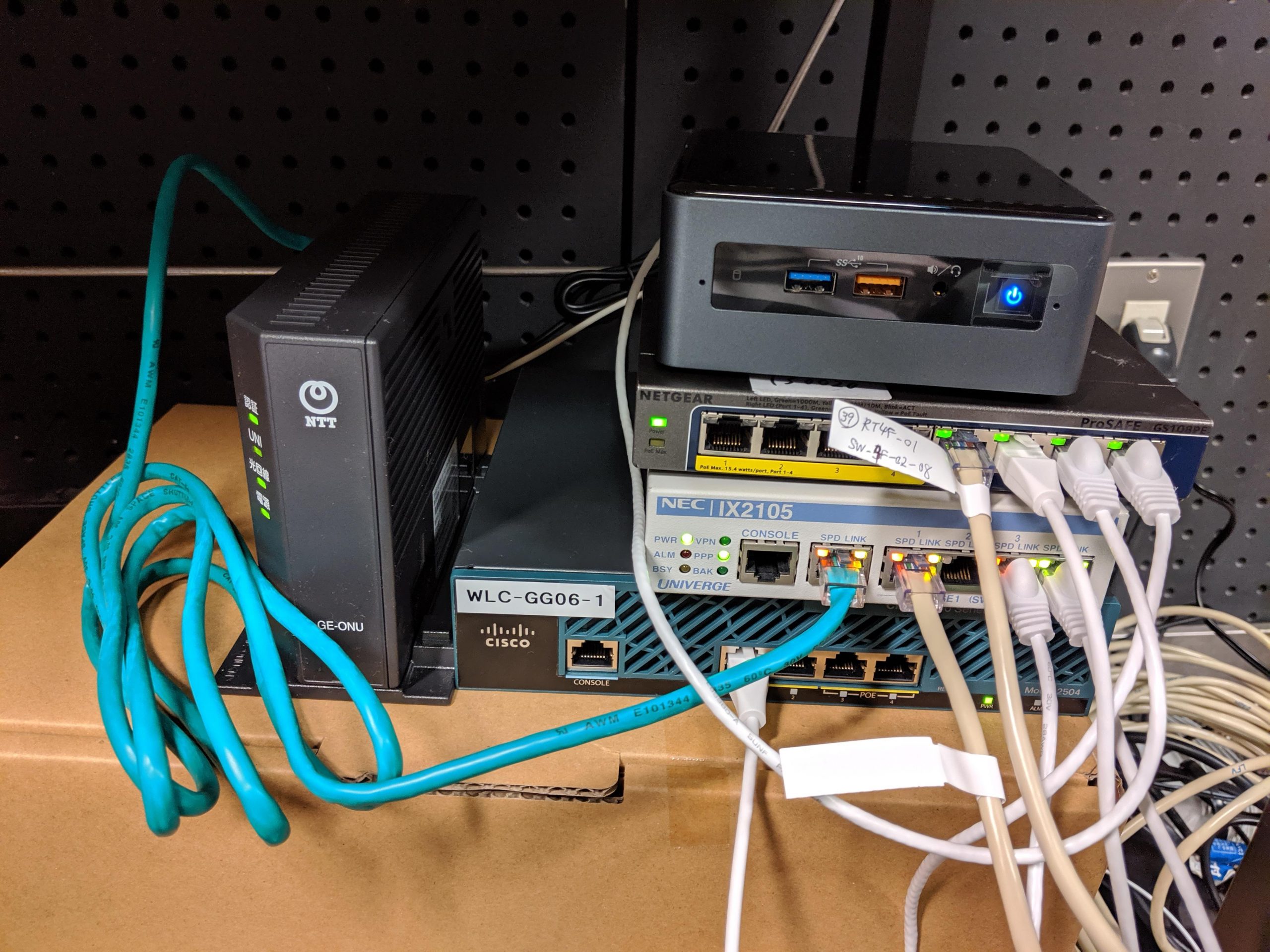 ネットワーク機器とサーバは1箇所に集めておきました。