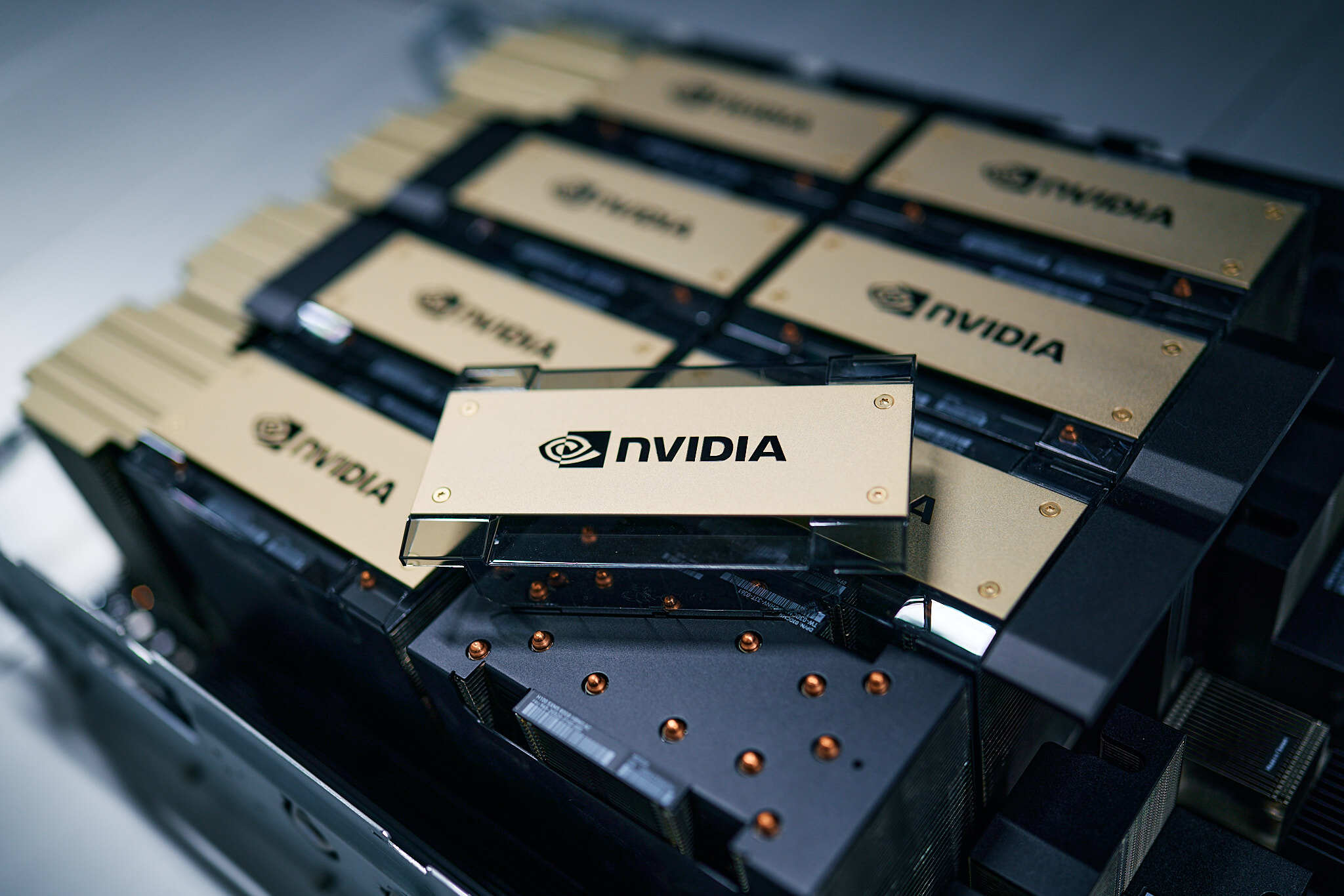 導入したNVIDIA H100 GPUの写真