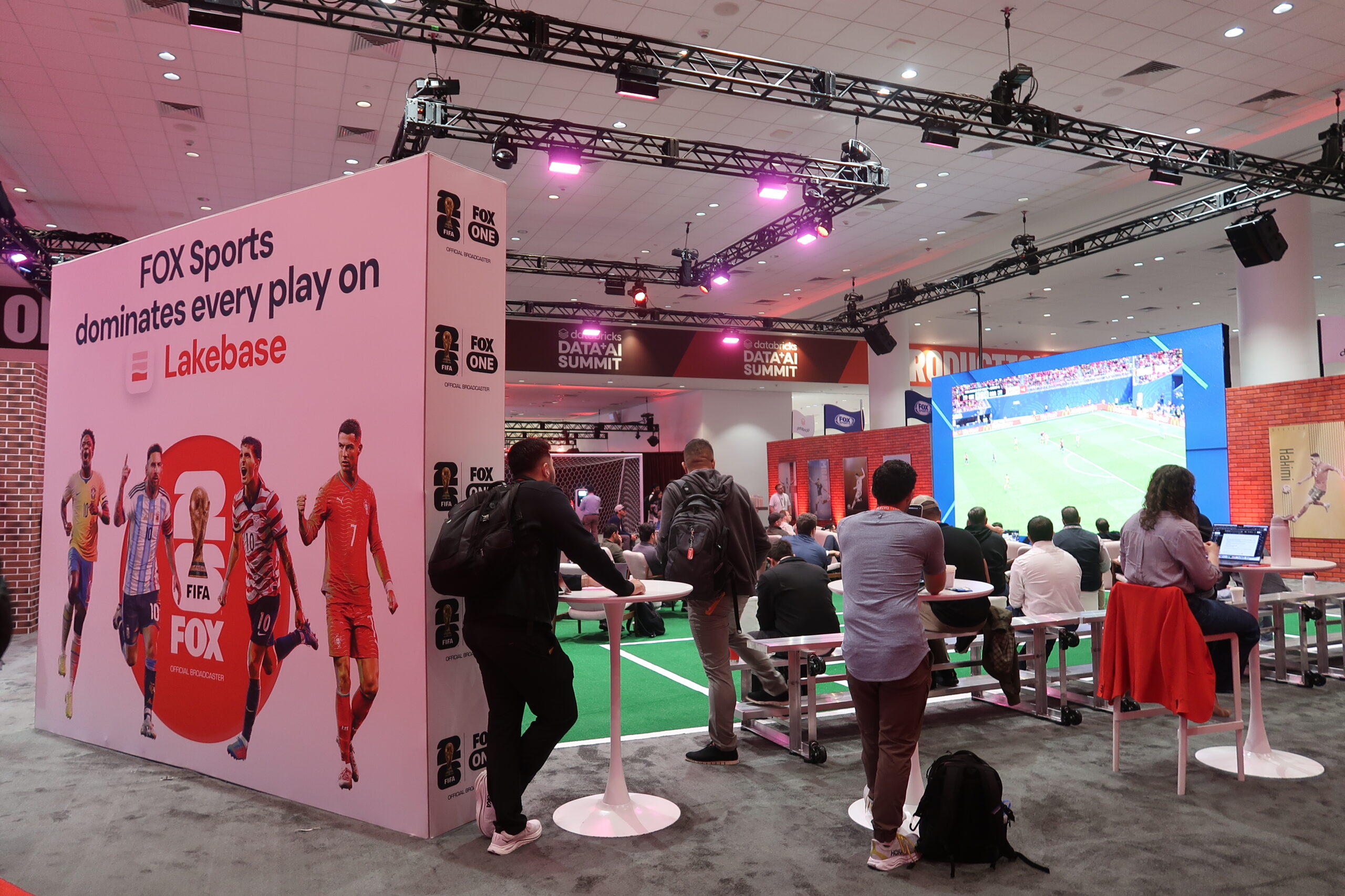 FOX Sports × Lakebase。EXPOブースでも試合が流れていた