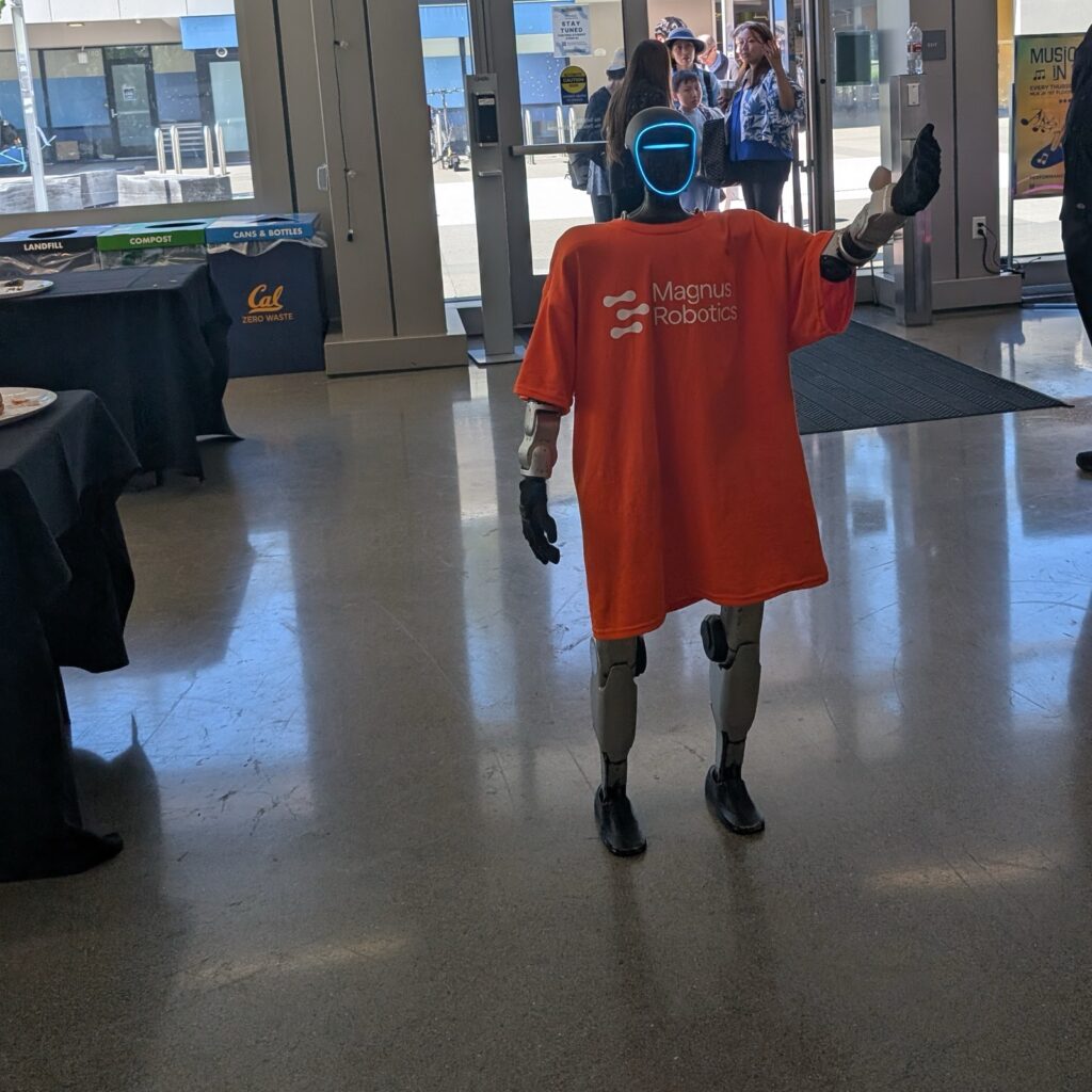 ダンスを実演していたヒューマノイドロボット
