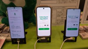 ブースの机に並んだ3台のAndroid端末。左は診断結果画面でAmebaがおすすめと表示され、中央は英語版スタート画面「CyberAgent App Match」、右は日本語版スタート画面。